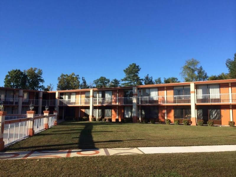 Rodeway Inn & Suites Greensboro Southeast Exterior photo